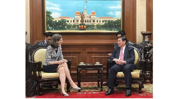 Chairman of the Ho Chi Minh City People’s Committee Nguyen Thanh Phong (R) and newly-appointed Canadian Ambassador to Vietnam Deborah Paul