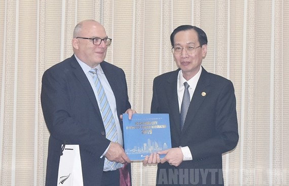 Deputy Standing Chairman of the Ho Chi Minh City People’s Committee Le Thanh Liem and Chief Executive of Education New Zealand Grant McPherson (Photo:hcmcpv)