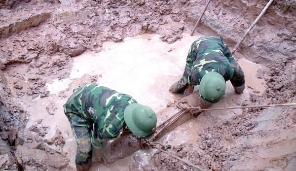 Sappers of the Military High Command of the Mekong Delta province of Ca May on April 5 confirmed that they have sent their men to the house of a local to collect a napalm bomb weighing about 75 kg (Illustrative photo: VNA)