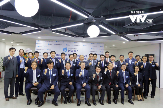 Delegates at the inauguration ceremony pose for a group photo (Photo: VTV)