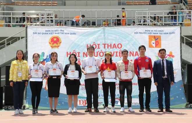 Outstanding individuals receive insignias and certificates of merit for their contributions to the community work in the RoK (Source: VNA)