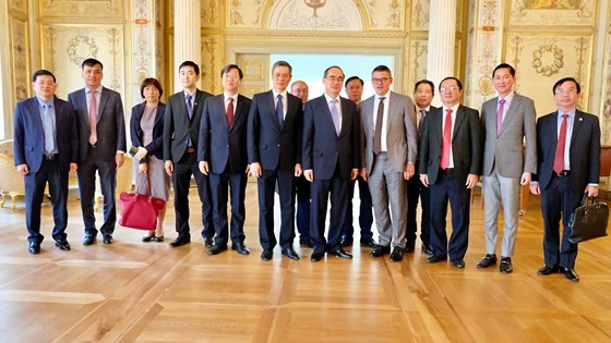 Secretary of Ho Chi Minh City Party Committee Nguyen Thien Nhan and a city high- ranking delegation pose a photo with Mr. Boris Rhein, Chairman of the Parliament of the State of Hessen.