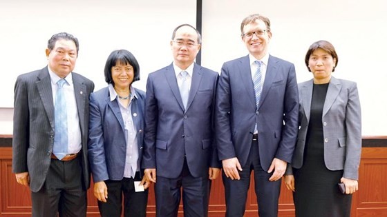 Secretary of Ho Chi Minh City Party Committee Nguyen Thien Nhan and German enterprises pay attention in investment projects to convert garbage into electricity and produce bio-inoculants for agriculture.