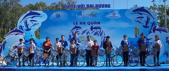 2,000 people join campaign of cleaning up the sea ảnh 1 2,000 people join campaign of cleaning up the sea ảnh 1