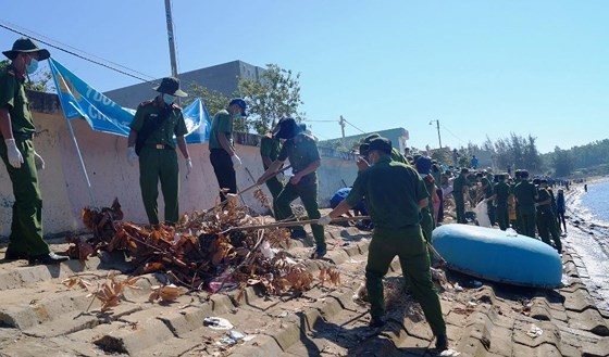 2,000 people join campaign of cleaning up the sea ảnh 2 2,000 people join campaign of cleaning up the sea ảnh 2