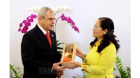 Chairwoman of Ho Chi Minh City People's Council Nguyen Thi Le offer a souvenir to Secretary of the Council of State of Cuba. 