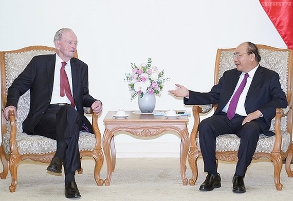 Former Canadian Prime Minister Jean Chretien and Vietnamese Prime Minister Nguyen Xuan Phuc (Photo:VGP)