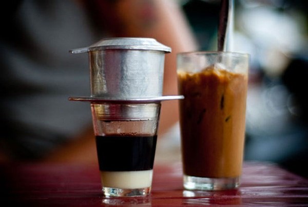 Enjoying coffee in a tiny café where the floor is littered with pumpkin seed shells is a must try. (Source: news.zing.vn)