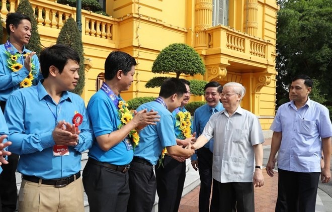 Party General Secretary and President Nguyen Phu Trong (second, right) meets outstanding trade union leaders, officials (Photo: VNA)