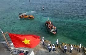 Ships are docking at Truong Sa archipelago's Da Lat island. (Photo: VNA)