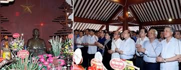 PM Nguyen Xuan Phuc (4th from right) and NA Chairwoman Nguyen Thi Kim Ngan (6th from right) at the event (Photo: VNA)