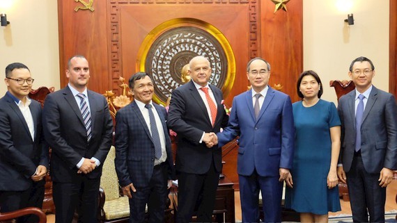 Secretary of the Ho Chi Minh City Party Committee Nguyen Thien Nhan receives Mr. Stefan Czucz, General Director of CZ Slovakia Company