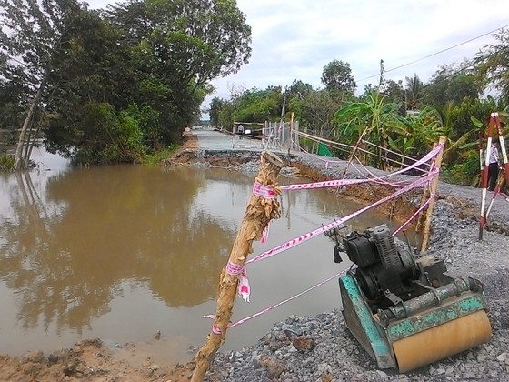 A landslide occurs in Tra canal, Hoc Mon District 