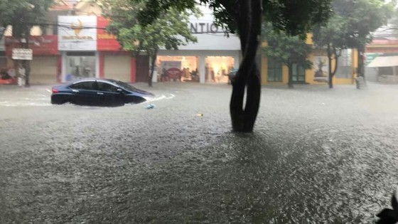 Vinh city is submerged under 0.3- 0.5 meters of floodwater 