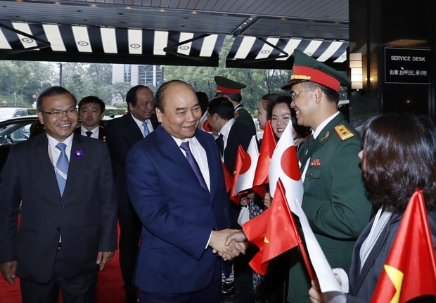 Staff of the Vietnamese Embassy welcome Prime Minister Nguyen Xuan Phuc at Narita International Airport in Tokyo on October 22 morning (Photo: VNA)