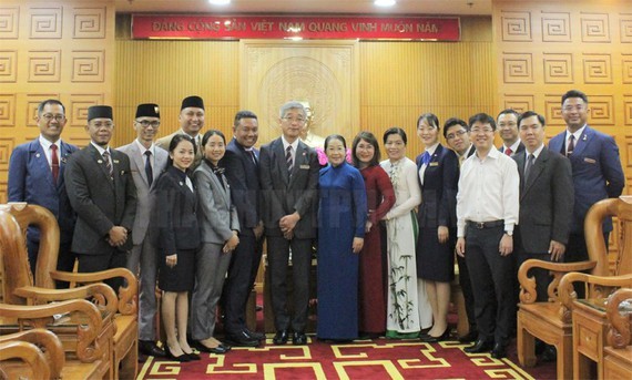 City leaders pose with delegates of SSEAYP2019 (Photo:hcmcpv)