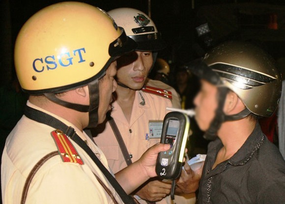 Police officers check a driver's blood alcohol level