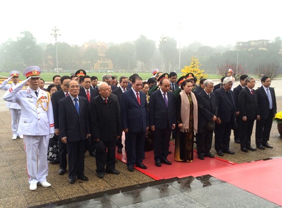 Leaders spend one minute to commemorate President Ho Chi Minh 