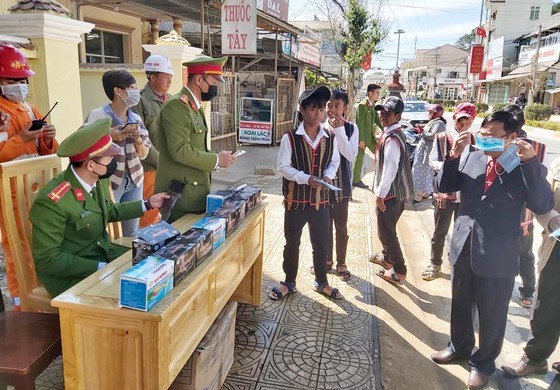 Pupils receive free medical masks