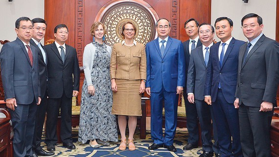 Secretary of the Ho Chi Minh City Party Committee Nguyen Thien Nhan receives Ms. Josefine Wallat, Consul General of Germany in Ho Chi Minh City. (Photo: Viet Dung)