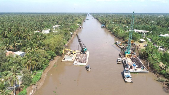 Saltwater-prevention dams and dykes have been built since the middle of February. (Photo: Kien Van)