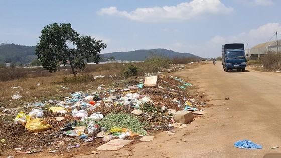 Da Lat handles garbage dumping at abandoned airport ảnh 1 Da Lat handles garbage dumping at abandoned airport ảnh 1