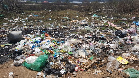 Cam Ly airport is full of trash. (Photo: Doan Kien)