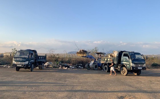 Da Lat handles garbage dumping at abandoned airport ảnh 3 Da Lat handles garbage dumping at abandoned airport ảnh 3