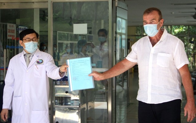 Director of Quang Nam Central General Hospital Dinh Dạo presented the recovery certificate to Vietnam’s 54th COVID-19 patient on Sunday. (Photo: VNA)