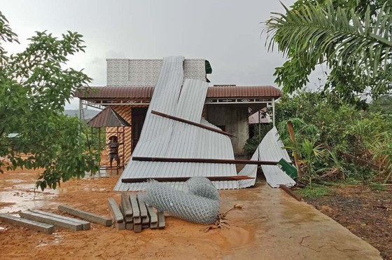 Cyclone blows away dozens of houses in Lam Dong 