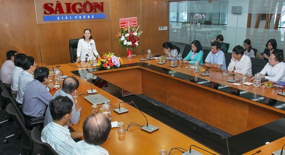 A meeting between a delegartion of HCMC leaders and officials, reporters of Sai Gon Giai Phong Newspaper on the occasion of the 95th anniversary of the Vietnam Revolutionary Press Day (Photo: Hoang Hung)