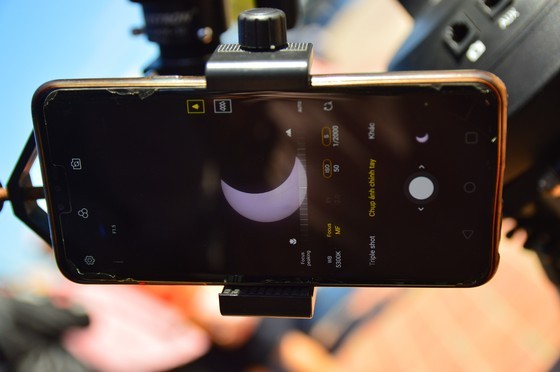 Eclipse phenomenon attracts hundreds of observers in Da Nang ảnh 2 Eclipse phenomenon attracts hundreds of observers in Da Nang ảnh 2