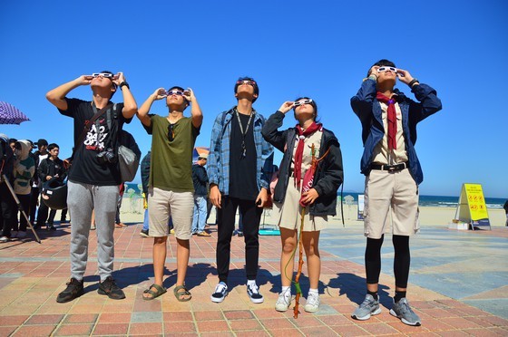 Eclipse phenomenon attracts hundreds of observers in Da Nang ảnh 3 Eclipse phenomenon attracts hundreds of observers in Da Nang ảnh 3