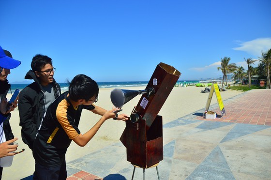 Eclipse phenomenon attracts hundreds of observers in Da Nang ảnh 4 Eclipse phenomenon attracts hundreds of observers in Da Nang ảnh 4