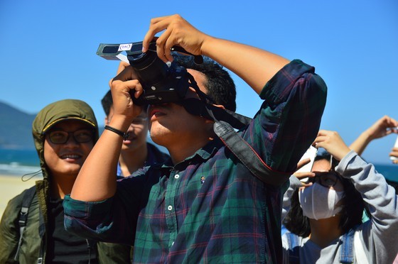Eclipse phenomenon attracts hundreds of observers in Da Nang ảnh 5 Eclipse phenomenon attracts hundreds of observers in Da Nang ảnh 5