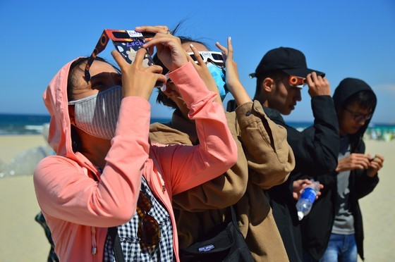 Eclipse phenomenon attracts hundreds of observers in Da Nang ảnh 6 Eclipse phenomenon attracts hundreds of observers in Da Nang ảnh 6