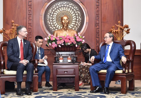 Secretary of Ho Chi Minh City Party Committee Nguyen Thien Nhan (R) receives U.S. Ambassador to Vietnam Daniel J Kritenbrink (Photo:Viet Dung)