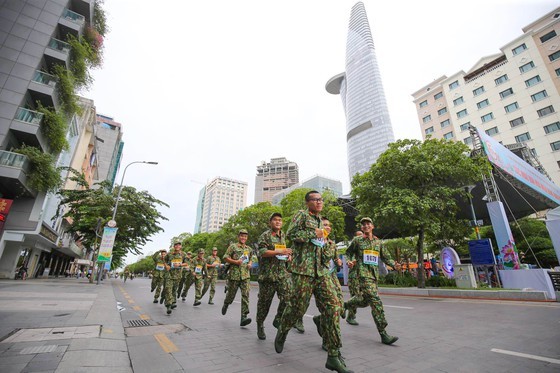 2000 runners participate the marathon  