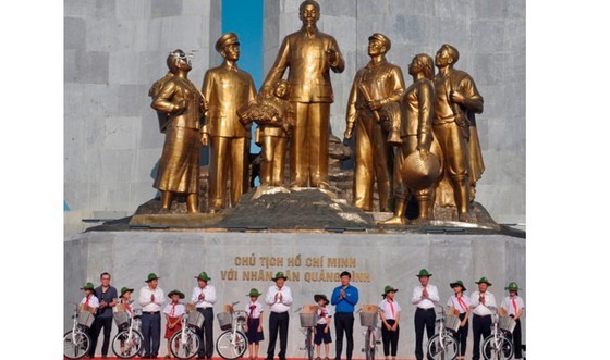 Permanent Deputy Prime Minister Truong Hoa Binh and local leaders present bicycles for poor pupils  