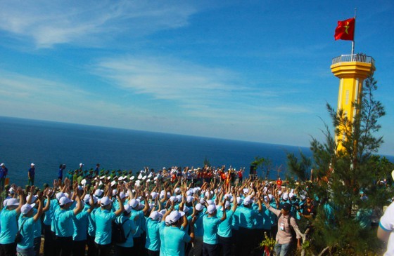 Flag raising ceremony takes place at Thoi Loi peak (Photo: Nguyen Trang)