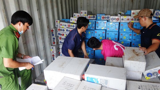 The police officers seizes a huge amount of used accumulators 