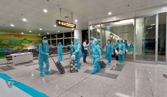 All passengers and cabin crew members had their health checked after arriving at the Noi Bai International Airport. (photo: VNA)