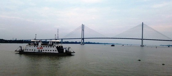 After many years of carrying means of transport and passengers across Tien River connecting Cao Lanh city and Lap Vo district, Cao Lanh ferry is shut down its operation from mid-night of August 24  