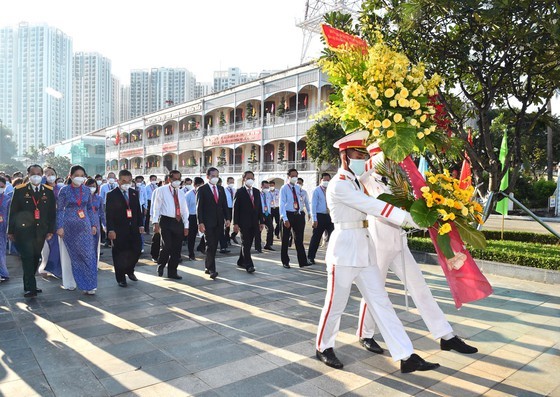 Members of the congress offer flowers and incenses in front of President Ho Chi Minh’s Monument 