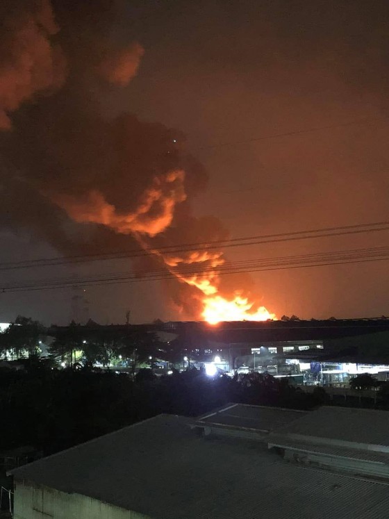 Massive warehouse fire erupts in Tan Tao Industrial Park ảnh 2 Massive warehouse fire erupts in Tan Tao Industrial Park ảnh 2