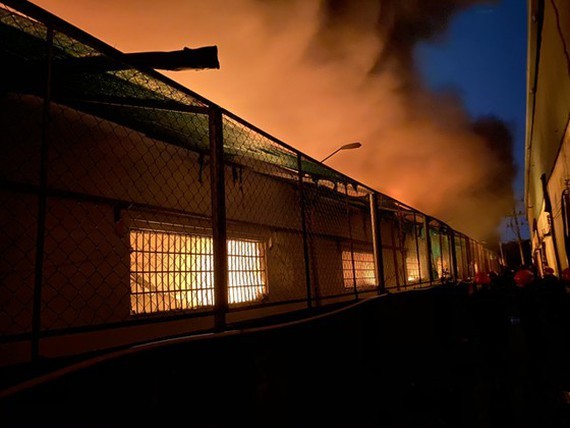 Massive warehouse fire erupts in Tan Tao Industrial Park ảnh 4 Massive warehouse fire erupts in Tan Tao Industrial Park ảnh 4