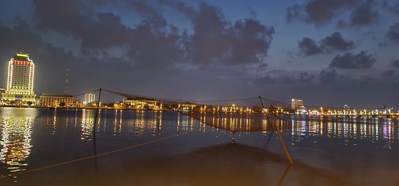 Nhat Le riverbanks glow at night (Photo: Minh Phong)