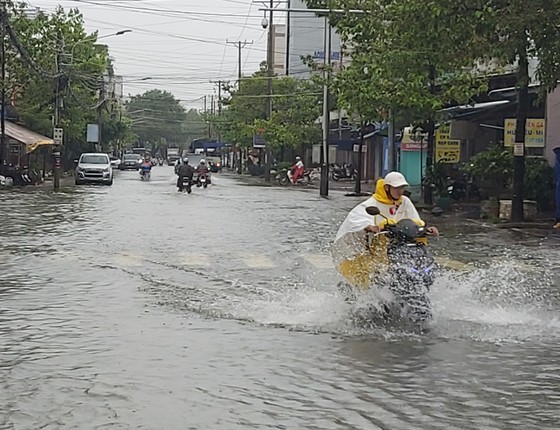 Prolonged torrential downpour results in serious damage in Ca Mau Province 