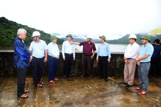 A delegation of the Standing Office of the Central Steering Committee for Flood and Storm Control inspects flood-prone localities