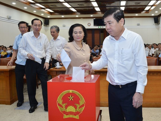 Chairman of the Municipal People’s Committee Nguyen Thanh Phong, Chairwoman of People’s Council Nguyen Thi Le and other leaders attend in the fundraising ceremony. (Photo: Viet Dung)